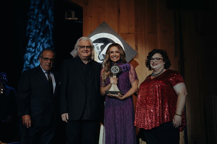 Ricky skaggs performs at carly pearce’s ryman show & inducts her into kentucky music hall of fame
